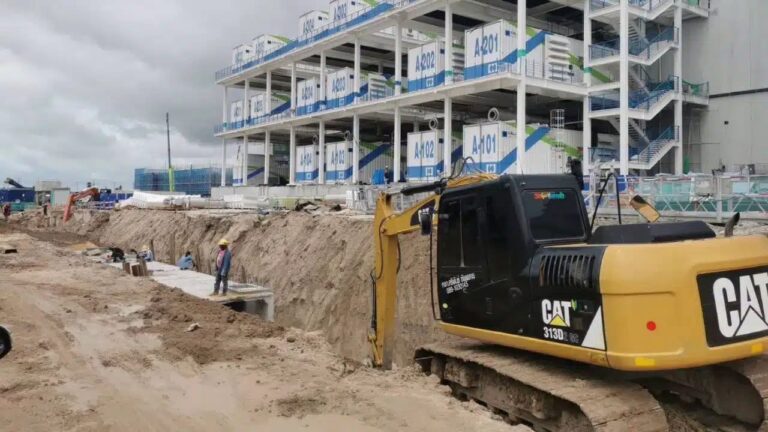 အလုပ်လုပ်ခွင့်ပါမစ် မရှိဘဲ တစ်ရက် ဘတ် ၂၂၀၀ နှုန်းဖြင့် လုပ်ကိုင်နေသည့် တရုတ်များကို ထိုင်းရဲ ဖမ်းဆီး