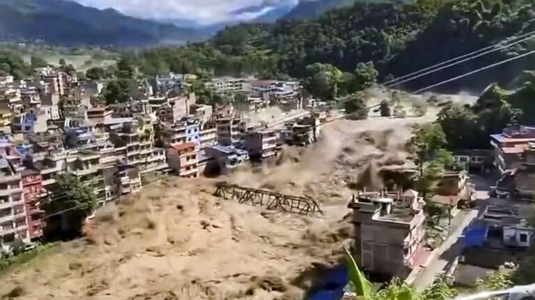 နီပေါ-တိဘက် နယ်စပ် ရေကြီးရေလျှံမှု လူရာပေါင်းများစွာ ပျောက်ဆုံးနေပြီး ရုပ်အလောင်း ၁၅၇ လောင်း ရှာဖွေတွေ့ရှိ