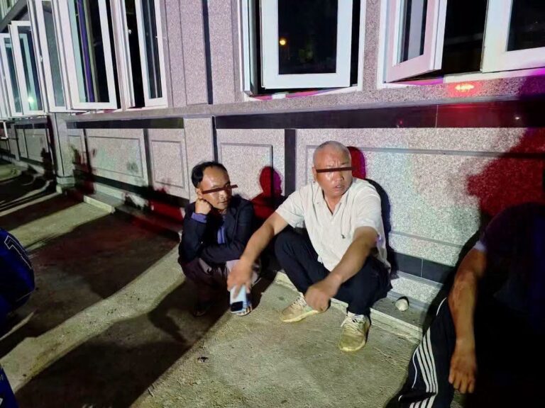 ထိုင်းနိုင်ငံတွင် ဓားဖြင့် ထိုးသတ်ခံထားရသည့် မြန်မာအလုပ်သမားအလောင်းကို ဘုန်းကြီးကျောင်းသို့ လာပစ်သော တရုတ်နိုင်ငံသား ၃ ဦးကို ထိုင်းပြည်သူများက ၀ိုင်းဝန်းဖမ်းဆီး